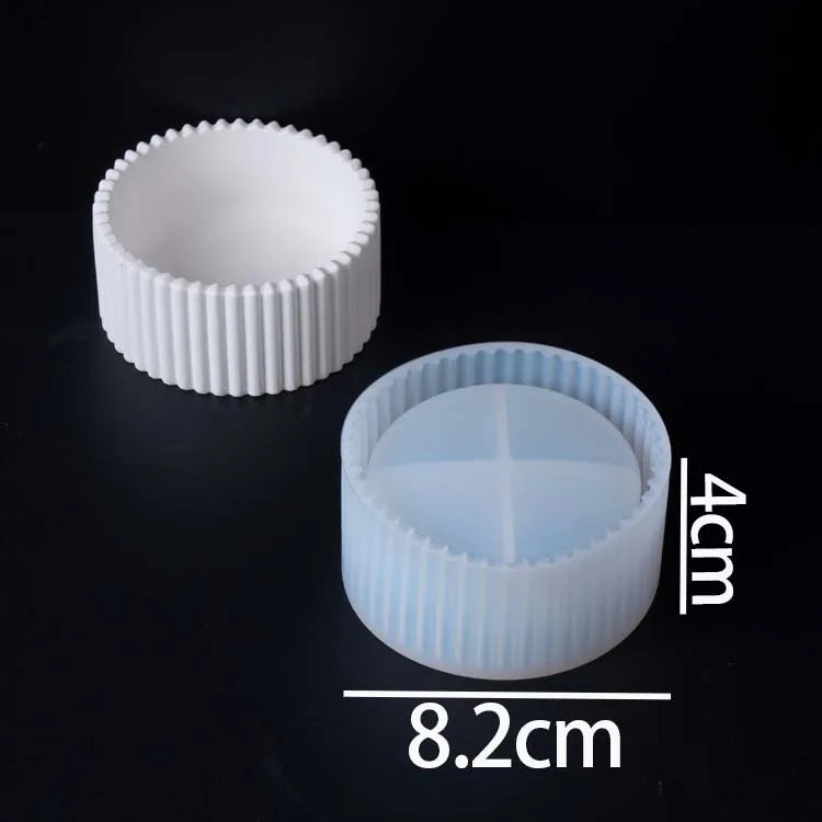 Two white silicone ring molds on a black background, with size measurements labeled 8.2cm in diameter, 4cm in height, and text stating 'Molds Weight:55g'.